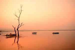paesaggio scenico del lago ad alba foto