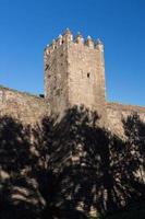 vecchio muro e torre della città di Barcellona foto