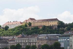 edifici tipici del XIX secolo nel quartiere del castello di budapest di budapest foto