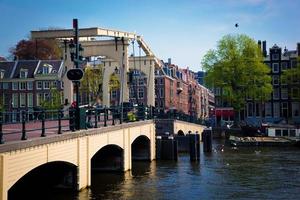 amsterdam, paesi bassi, 2022 - il magere brug, skinny bridge. amsterdam foto