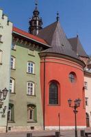 edifici sulla piccola piazza nel centro storico di cracovia foto