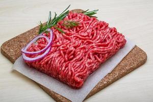 carne macinata di manzo cruda foto