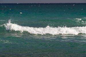 onde del mare sul Mar Mediterraneo foto