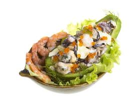 insalata di mare con caviale rosso in avocado foto