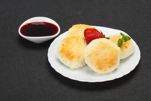 frittelle di cagliata con marmellata e fragole foto