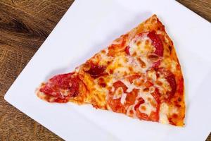 pizza ai peperoni con salsiccia foto