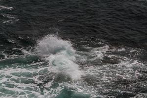 le onde che combattono sulla costa rocciosa deserta dell'Oceano Atlantico, in Portogallo foto