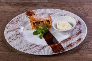 strudel di mele con gelato foto