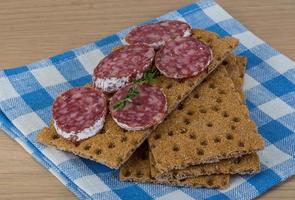 pane croccante con salame foto