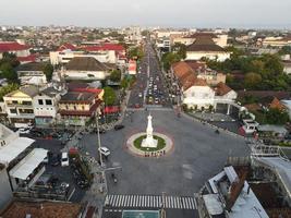 vista aerea del punto di riferimento di tugu yogyakarta con traffico intenso. yogyakarta, indonesia - marzo 2022 foto