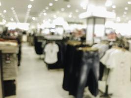 astratto sfocato dell'interno della boutique del negozio di abbigliamento di moda in un centro commerciale, con sfondo chiaro bokeh. foto