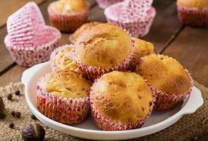 muffin alla frutta con noce moscata e pimento su uno sfondo di legno foto