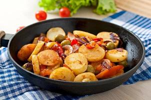 patate al forno con verdure in padella foto