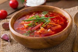 tradizionale borscht vegetale russo ucraino sullo sfondo di legno vecchio foto