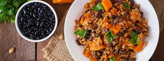 pilaf vegetale vegano messicano con fagioli e zucca foto