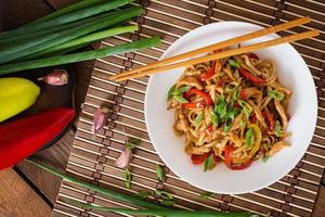 tagliatelle di udon con pollo e peperoni - cucina giapponese foto