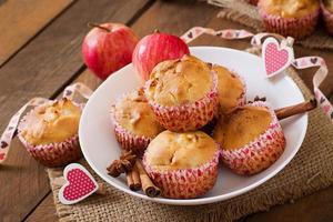 muffin alla frutta con noce moscata e pimento in un cesto di vimini su uno sfondo di legno foto