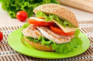 sandwich di pollo con insalata e pomodoro foto
