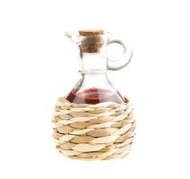 piccolo decanter con aceto di vino rosso isolato sul bianco foto