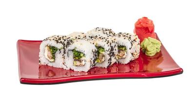 cucina tradizionale giapponese - maki roll con nori, crema di formaggio e anguilla. Isolato su sfondo bianco. Isolato su sfondo bianco foto