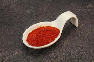 polvere di paprika secca nella ciotola foto