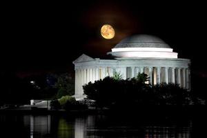 sorgere della luna sopra il memoriale di Jefferson