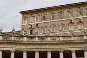 edifici in vaticano, la santa sede a roma, italia. parte della basilica di san pietro. foto