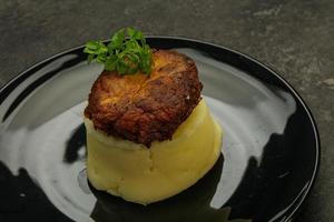 purè di patate con cotoletta fatta in casa foto