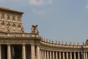 edifici in vaticano, la santa sede a roma, italia. parte della basilica di san pietro. foto