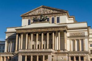 varsavia, polonia - teatro dell'opera nazionale e edificio del teatro nazionale foto