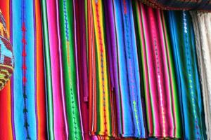 tessuti Maya colorati guatemala nel mercato di Antigua foto