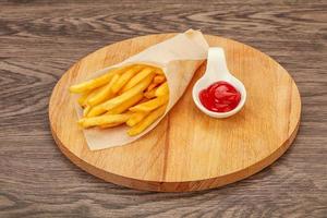 patatine fritte con salsa di pomodoro foto