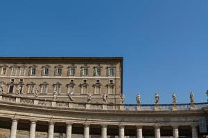 edifici in vaticano, la santa sede a roma, italia. parte della basilica di san pietro. foto