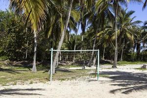 porta di calcio vuota su una spiaggia tropicale foto