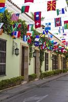 bandiere del mondo nella 29a strada a getsemani a cartagena, colombia foto