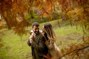 giovane coppia nel parco d'autunno foto