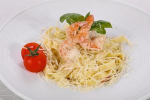 linguine di pasta italiana con gamberi foto