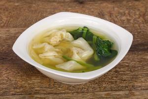 zuppa tradizionale asiatica wonton con erbe aromatiche foto