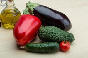 melanzane, cetrioli, avocado e peperoncino foto