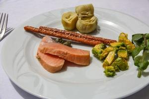 salmone con avocado e carciofi foto