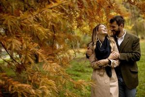 giovane coppia nel parco d'autunno foto