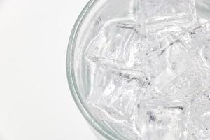 soda frizzante con ghiaccio in vetro su sfondo bianco. foto