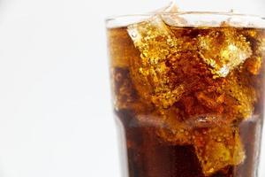 cola vetro con schiacciato su uno sfondo bianco cola ghiaccio in vetro e ci sono goccioline d'acqua intorno. bevanda fresca nera fresca. foto