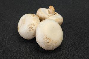 mucchio di champignon crudo per cucinare foto