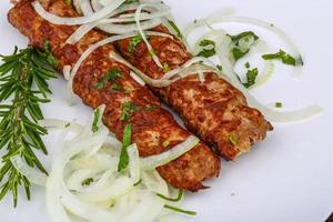 kebab con anelli di cipolla foto