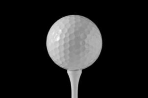 pallina da golf sul tee, sfondo nero