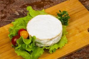 delizioso formaggio camembert foto