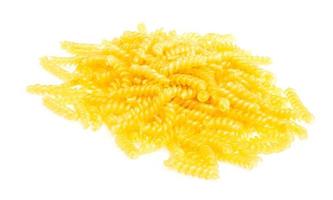 mucchio di fusilli da vicino su uno sfondo di legno foto