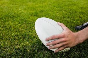 giocatore di rugby raccogliendo palla foto