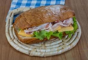 ciabatta con formaggio e pancetta foto